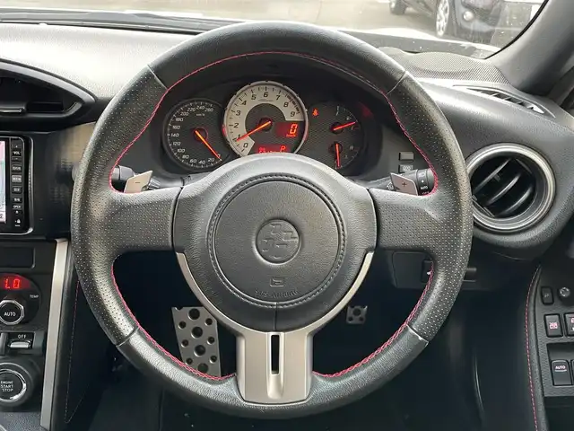 トヨタ ８６ GT 東京都 2013(平25)年 5.4万km サテンホワイトパール 純正ナビ　/フルエアロ　/社外マフラー　/パドルシフト　/革巻きステアリング　/デュアルエアコン　/VSCスポーツモード切替スイッチ　/６AT
