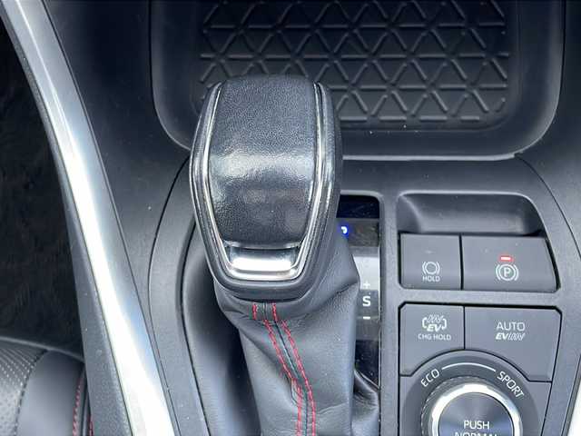 トヨタ ＲＡＶ４ ＰＨＶ G Z 山口県 2021(令3)年 7.9万km アティチュードブラックマイカ パノラマムーンルーフ/4WD/ワンオーナー/純正ディスプレイオーディオ/・フルセグテレビ/・Bluetooth機能/・AM/FMラジオ/・USB入力端子/・Miracast/・交通情報/バックカメラ/パノラミックビューモニター/デジタルインナーミラー/パワーバックドア/シートメモリー/ETC/ドライブレコーダー/ブラインドスポットモニター/D/N席シートヒーター/エアシート/スマートキー×２/プッシュスタート/取扱説明書/保証書/Toyota Safty Sense/・プリクラッシュセーフティー/・レーントレーシングアシスト/・レーダークルーズコントロール/・オートマチックハイビーム/・ロードサインアシスト/盗難防止装置/純正18インチAW