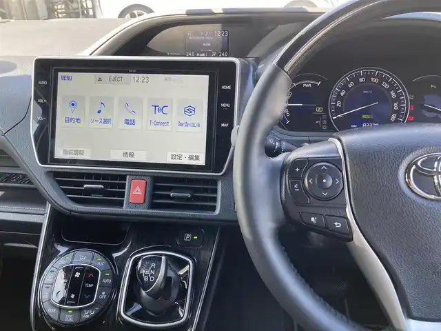 トヨタ エスクァイア ハイブリッド Gi プレミアムパッケージ ブラックテーラード 福岡県 2021(令3)年 8.4万km ホワイトパールクリスタルシャイン ワンオーナー/純正ディーラーナビ（NSZT-Z68T）/（AM/FM//CD/DVD/BT/フルセグTV）/モデリスタエアロ/クルーズコントロール/バックカメラ/フリップダウンモニター/前方ドライブレコーダー/ステアリングヒーター/クリアランスソナー/ビルトインETC/USB入力端子/ウォークスルー/LEDヘッドライト/オートマチックハイビーム/先行車発進告知/レーンキープアシスト/衝突被害軽減システム/純正15インチアルミホイール/純正フロアマット/スペアキー/取扱説明書/保証書