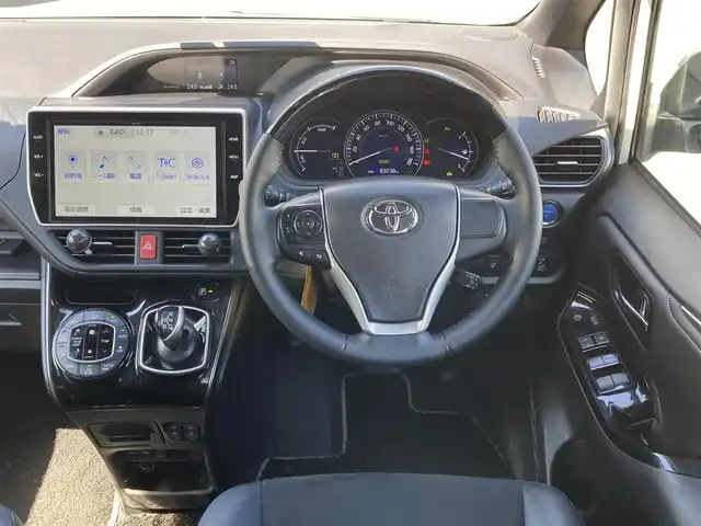 トヨタ エスクァイア ハイブリッド Gi プレミアムパッケージ ブラックテーラード 福岡県 2021(令3)年 8.4万km ホワイトパールクリスタルシャイン ワンオーナー/純正ディーラーナビ（NSZT-Z68T）/（AM/FM//CD/DVD/BT/フルセグTV）/モデリスタエアロ/クルーズコントロール/バックカメラ/フリップダウンモニター/前方ドライブレコーダー/ステアリングヒーター/クリアランスソナー/ビルトインETC/USB入力端子/ウォークスルー/LEDヘッドライト/オートマチックハイビーム/先行車発進告知/レーンキープアシスト/衝突被害軽減システム/純正15インチアルミホイール/純正フロアマット/スペアキー/取扱説明書/保証書