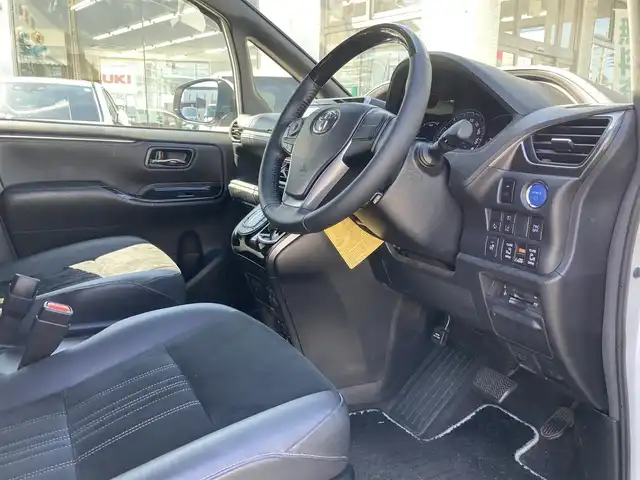 トヨタ エスクァイア ハイブリッド Gi プレミアムパッケージ ブラックテーラード 福岡県 2021(令3)年 8.4万km ホワイトパールクリスタルシャイン ワンオーナー/純正ディーラーナビ（NSZT-Z68T）/（AM/FM//CD/DVD/BT/フルセグTV）/モデリスタエアロ/クルーズコントロール/バックカメラ/フリップダウンモニター/前方ドライブレコーダー/ステアリングヒーター/クリアランスソナー/ビルトインETC/USB入力端子/ウォークスルー/LEDヘッドライト/オートマチックハイビーム/先行車発進告知/レーンキープアシスト/衝突被害軽減システム/純正15インチアルミホイール/純正フロアマット/スペアキー/取扱説明書/保証書