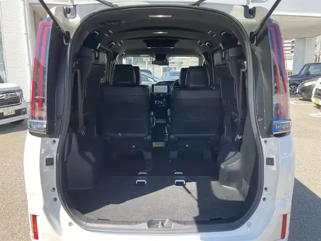 トヨタ エスクァイア ハイブリッド Gi プレミアムパッケージ ブラックテーラード 福岡県 2021(令3)年 8.4万km ホワイトパールクリスタルシャイン ワンオーナー/純正ディーラーナビ（NSZT-Z68T）/（AM/FM//CD/DVD/BT/フルセグTV）/モデリスタエアロ/クルーズコントロール/バックカメラ/フリップダウンモニター/前方ドライブレコーダー/ステアリングヒーター/クリアランスソナー/ビルトインETC/USB入力端子/ウォークスルー/LEDヘッドライト/オートマチックハイビーム/先行車発進告知/レーンキープアシスト/衝突被害軽減システム/純正15インチアルミホイール/純正フロアマット/スペアキー/取扱説明書/保証書