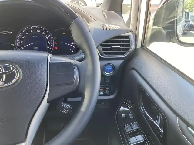 トヨタ エスクァイア ハイブリッド Gi プレミアムパッケージ ブラックテーラード 福岡県 2021(令3)年 8.4万km ホワイトパールクリスタルシャイン ワンオーナー/純正ディーラーナビ（NSZT-Z68T）/（AM/FM//CD/DVD/BT/フルセグTV）/モデリスタエアロ/クルーズコントロール/バックカメラ/フリップダウンモニター/前方ドライブレコーダー/ステアリングヒーター/クリアランスソナー/ビルトインETC/USB入力端子/ウォークスルー/LEDヘッドライト/オートマチックハイビーム/先行車発進告知/レーンキープアシスト/衝突被害軽減システム/純正15インチアルミホイール/純正フロアマット/スペアキー/取扱説明書/保証書