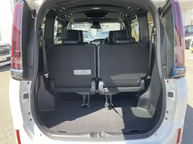 トヨタ エスクァイア ハイブリッド Gi プレミアムパッケージ ブラックテーラード 福岡県 2021(令3)年 8.4万km ホワイトパールクリスタルシャイン ワンオーナー/純正ディーラーナビ（NSZT-Z68T）/（AM/FM//CD/DVD/BT/フルセグTV）/モデリスタエアロ/クルーズコントロール/バックカメラ/フリップダウンモニター/前方ドライブレコーダー/ステアリングヒーター/クリアランスソナー/ビルトインETC/USB入力端子/ウォークスルー/LEDヘッドライト/オートマチックハイビーム/先行車発進告知/レーンキープアシスト/衝突被害軽減システム/純正15インチアルミホイール/純正フロアマット/スペアキー/取扱説明書/保証書