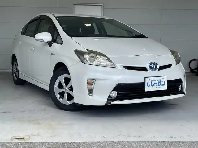 トヨタ プリウス S 沖縄県 2012(平24)年 7.1万km ホワイトパールクリスタルシャイン (株)IDOMが運営する【じしゃロンコザ店】の自社ローン専用車両になりますこちらは現金またはオートローンご利用時の価格です。自社ローンご希望の方は別途その旨お申付け下さい/純正ナビ　/フルセグＴＶ　/Ｂｌｕｅｔｏｏｔｈ接続　/ＣＤ／ＤＶＤ接続　/バックカメラ　/ＥＴＣ　/プッシュスタート　/スマートキー　/スペアキー　/オートライト　/純正フロアマット　/パワーウィンドウ