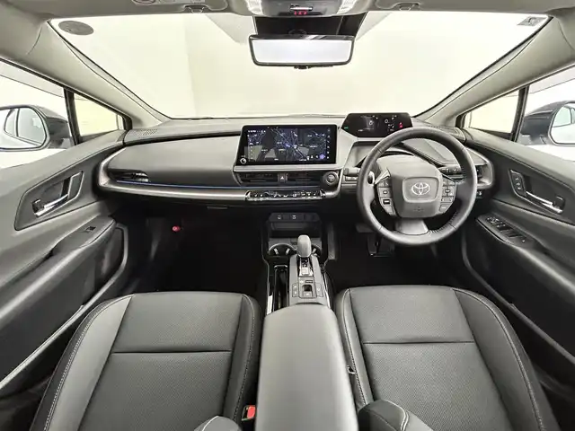 トヨタ プリウス Z 道央・札幌 2025(令7)年 0.7万km プラチナホワイトパールマイカ ・4WD/・寒冷地仕様/・純正ディスプレイオーディオ/　BT/フルセグ/USB/Miracast/・ワイヤレス充電/・純正ビルトインETC/・パノラミックビューモニター/・パワーバックドア/・レーダークルーズコントロール/・横滑り防止装置/・レーンキープアシスト/・プリクラッシュセーフティ/・レーンディパーチャーアラート/・ブラインドスポットモニター/・プロアクティブドライビングアシスト/・リアクロストラフィックアラート/・リアカメラディテクション/・パーキングサポートブレーキ/・ロードサインアシスト/・前後コーナーセンサー/・オートブレーキホールド/・運転席パワーシートメモリー付/・前席シートヒーター/シートエアコン/・ステアリングヒーター/・オートライト/・アダプティブハイビーム/・LEDヘッドライト/・スマートキー/・プッシュスタート/・純正フロアマット/・純正AW19インチ/・電動格納ウィンカーミラー