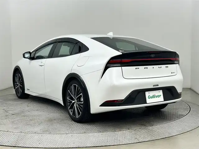 トヨタ プリウス Z 道央・札幌 2025(令7)年 0.7万km プラチナホワイトパールマイカ ・4WD/・寒冷地仕様/・純正ディスプレイオーディオ/　BT/フルセグ/USB/Miracast/・ワイヤレス充電/・純正ビルトインETC/・パノラミックビューモニター/・パワーバックドア/・レーダークルーズコントロール/・横滑り防止装置/・レーンキープアシスト/・プリクラッシュセーフティ/・レーンディパーチャーアラート/・ブラインドスポットモニター/・プロアクティブドライビングアシスト/・リアクロストラフィックアラート/・リアカメラディテクション/・パーキングサポートブレーキ/・ロードサインアシスト/・前後コーナーセンサー/・オートブレーキホールド/・運転席パワーシートメモリー付/・前席シートヒーター/シートエアコン/・ステアリングヒーター/・オートライト/・アダプティブハイビーム/・LEDヘッドライト/・スマートキー/・プッシュスタート/・純正フロアマット/・純正AW19インチ/・電動格納ウィンカーミラー