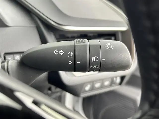 トヨタ プリウス Z 道央・札幌 2025(令7)年 0.7万km プラチナホワイトパールマイカ ・4WD/・寒冷地仕様/・純正ディスプレイオーディオ/　BT/フルセグ/USB/Miracast/・ワイヤレス充電/・純正ビルトインETC/・パノラミックビューモニター/・パワーバックドア/・レーダークルーズコントロール/・横滑り防止装置/・レーンキープアシスト/・プリクラッシュセーフティ/・レーンディパーチャーアラート/・ブラインドスポットモニター/・プロアクティブドライビングアシスト/・リアクロストラフィックアラート/・リアカメラディテクション/・パーキングサポートブレーキ/・ロードサインアシスト/・前後コーナーセンサー/・オートブレーキホールド/・運転席パワーシートメモリー付/・前席シートヒーター/シートエアコン/・ステアリングヒーター/・オートライト/・アダプティブハイビーム/・LEDヘッドライト/・スマートキー/・プッシュスタート/・純正フロアマット/・純正AW19インチ/・電動格納ウィンカーミラー