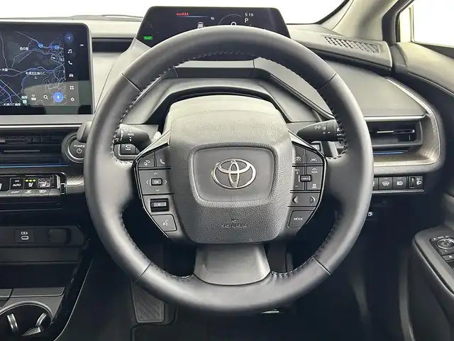 トヨタ プリウス Z 道央・札幌 2025(令7)年 0.7万km プラチナホワイトパールマイカ ・4WD/・寒冷地仕様/・純正ディスプレイオーディオ/　BT/フルセグ/USB/Miracast/・ワイヤレス充電/・純正ビルトインETC/・パノラミックビューモニター/・パワーバックドア/・レーダークルーズコントロール/・横滑り防止装置/・レーンキープアシスト/・プリクラッシュセーフティ/・レーンディパーチャーアラート/・ブラインドスポットモニター/・プロアクティブドライビングアシスト/・リアクロストラフィックアラート/・リアカメラディテクション/・パーキングサポートブレーキ/・ロードサインアシスト/・前後コーナーセンサー/・オートブレーキホールド/・運転席パワーシートメモリー付/・前席シートヒーター/シートエアコン/・ステアリングヒーター/・オートライト/・アダプティブハイビーム/・LEDヘッドライト/・スマートキー/・プッシュスタート/・純正フロアマット/・純正AW19インチ/・電動格納ウィンカーミラー
