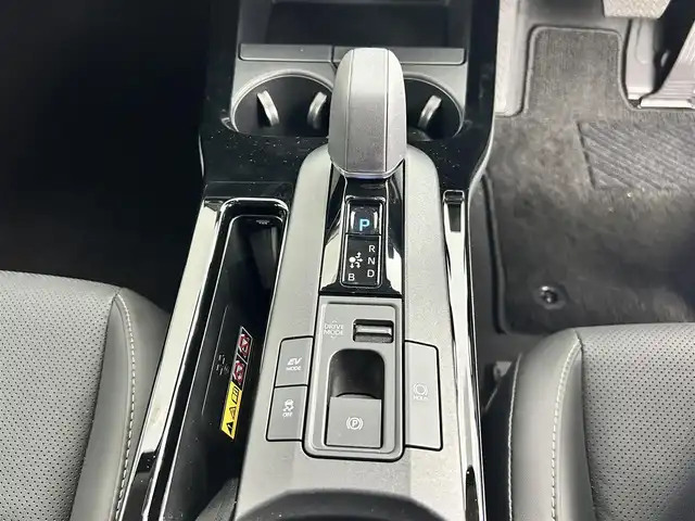 トヨタ プリウス Z 道央・札幌 2025(令7)年 0.7万km プラチナホワイトパールマイカ ・4WD/・寒冷地仕様/・純正ディスプレイオーディオ/　BT/フルセグ/USB/Miracast/・ワイヤレス充電/・純正ビルトインETC/・パノラミックビューモニター/・パワーバックドア/・レーダークルーズコントロール/・横滑り防止装置/・レーンキープアシスト/・プリクラッシュセーフティ/・レーンディパーチャーアラート/・ブラインドスポットモニター/・プロアクティブドライビングアシスト/・リアクロストラフィックアラート/・リアカメラディテクション/・パーキングサポートブレーキ/・ロードサインアシスト/・前後コーナーセンサー/・オートブレーキホールド/・運転席パワーシートメモリー付/・前席シートヒーター/シートエアコン/・ステアリングヒーター/・オートライト/・アダプティブハイビーム/・LEDヘッドライト/・スマートキー/・プッシュスタート/・純正フロアマット/・純正AW19インチ/・電動格納ウィンカーミラー