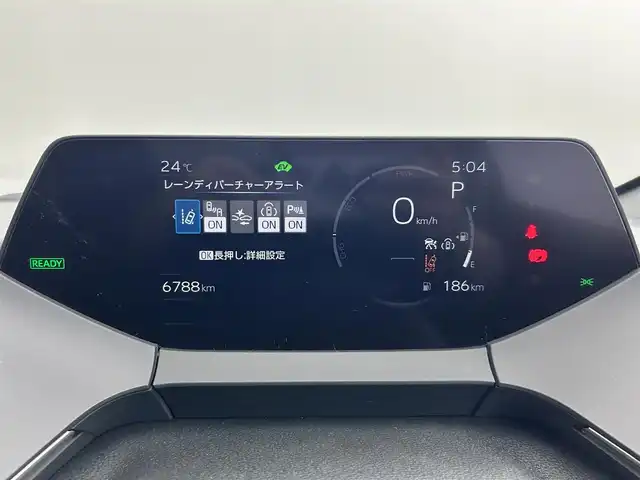 トヨタ プリウス Z 道央・札幌 2025(令7)年 0.7万km プラチナホワイトパールマイカ ・4WD/・寒冷地仕様/・純正ディスプレイオーディオ/　BT/フルセグ/USB/Miracast/・ワイヤレス充電/・純正ビルトインETC/・パノラミックビューモニター/・パワーバックドア/・レーダークルーズコントロール/・横滑り防止装置/・レーンキープアシスト/・プリクラッシュセーフティ/・レーンディパーチャーアラート/・ブラインドスポットモニター/・プロアクティブドライビングアシスト/・リアクロストラフィックアラート/・リアカメラディテクション/・パーキングサポートブレーキ/・ロードサインアシスト/・前後コーナーセンサー/・オートブレーキホールド/・運転席パワーシートメモリー付/・前席シートヒーター/シートエアコン/・ステアリングヒーター/・オートライト/・アダプティブハイビーム/・LEDヘッドライト/・スマートキー/・プッシュスタート/・純正フロアマット/・純正AW19インチ/・電動格納ウィンカーミラー