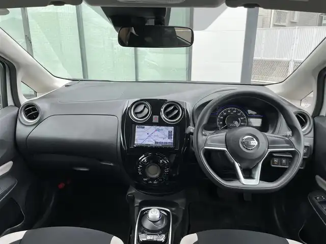日産 ノート e－パワー X 香川県 2020(令2)年 6万km ホワイト 登録時走行距離：59731km/ケンウッド製ナビゲーション【MDV-D207】/【AM/FM/CD/iPod】/インテリジェントエマージェンシーブレーキ/バックカメラ/クリアランスソナー（前後）/踏み間違い衝突防止アシスト/LDW（車線逸脱警報）/オートヘッドライト/レベライザー/純正15インチアルミホイール/フロアマット/スペアキー/スマートキー/プッシュスタート