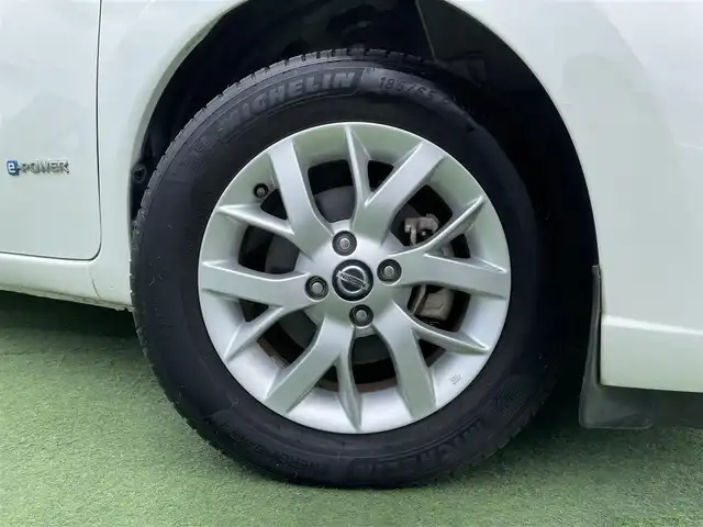 日産 ノート e－パワー X 香川県 2020(令2)年 6万km ホワイト 登録時走行距離：59731km/ケンウッド製ナビゲーション【MDV-D207】/【AM/FM/CD/iPod】/インテリジェントエマージェンシーブレーキ/バックカメラ/クリアランスソナー（前後）/踏み間違い衝突防止アシスト/LDW（車線逸脱警報）/オートヘッドライト/レベライザー/純正15インチアルミホイール/フロアマット/スペアキー/スマートキー/プッシュスタート