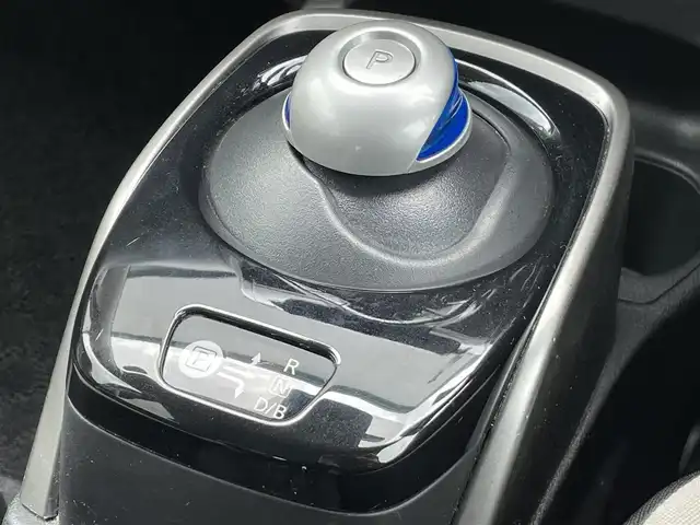 日産 ノート e－パワー X 香川県 2020(令2)年 6万km ホワイト 登録時走行距離：59731km/ケンウッド製ナビゲーション【MDV-D207】/【AM/FM/CD/iPod】/インテリジェントエマージェンシーブレーキ/バックカメラ/クリアランスソナー（前後）/踏み間違い衝突防止アシスト/LDW（車線逸脱警報）/オートヘッドライト/レベライザー/純正15インチアルミホイール/フロアマット/スペアキー/スマートキー/プッシュスタート