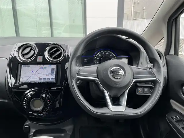 日産 ノート e－パワー X 香川県 2020(令2)年 6万km ホワイト 登録時走行距離：59731km/ケンウッド製ナビゲーション【MDV-D207】/【AM/FM/CD/iPod】/インテリジェントエマージェンシーブレーキ/バックカメラ/クリアランスソナー（前後）/踏み間違い衝突防止アシスト/LDW（車線逸脱警報）/オートヘッドライト/レベライザー/純正15インチアルミホイール/フロアマット/スペアキー/スマートキー/プッシュスタート