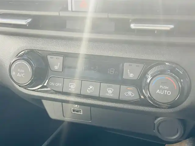 日産 オーラ G レザーエディション 熊本県 2022(令4)年 1.5万km ミッドナイトブラック/サンライズカッパー 純正ナビ/・AM/FM/BT/HDMI/USB/SD/・フルセグTV/アラウンドビューモニター/ETC/衝突軽減ブレーキ/側方支援/標識認識機能/後側方支援/ふらつき警報/前席シートヒーター/革巻きステアリング/ステアリングスイッチ/ステアリングヒーター/オートライト/LEDヘッドライト/電動パーキングブレーキ/オートホールドブレーキ/純正フロアマット/純正アルミホイール/電動格納ミラー/ウインカーミラー/スマートキー