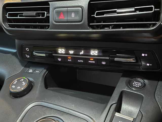 プジョー リフター 愛知県 2022(令4)年 2.9万km 白 純正ナビ/フルセグTV/ディスプレイオーディオ/360度カメラ/AppleCarPlay/ガラスルーフ/サンブラインド/アクティブクルーズコントロール/ブラインドスポットアシスト /レーンキープアシスト/純正17インチアルミ