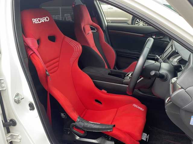 ホンダ シビック タイプR 三重県 2018(平30)年 2万km チャンピオンシップホワイト 純正SDナビ/フルセグTV/【CD/DVD/SD/Bluetooth】/バックカメラ/ビルトインETC/ドライブレコーダー/クルーズコントロール/運転席RECARO製バケットシート/【純正シートあり】/オートライト/LEDヘッドランプ/LEDフロントフォグランプ/Jsレーシングマフラー/【純正マフラーあり】/245/30R20インチ純正AW/Brembo製レッドブレーキキャリパー/プッシュスタート/スマートキー/純正フロアマット