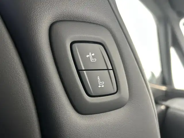 トヨタ ヴェルファイア ハイブリット Z プレミア 千葉県 2024(令6)年 0.5万km プラチナホワイトパールマイカ 禁煙車/ワンオーナー/トヨタセーフティセンス/・プリクラッシュセーフティ/・プリクラッシュセーフティブレーキ/・クリアランスソナー/・レーンディパーチャーアラート/・ブラインドスポットモニター/・ヘッドアップディスプレイ/・レーダークルーズコントロール/左右独立ツインガラスルーフ/純正１３型フリップダウンモニター/両側パワースライドドア/パワーバックドア/純正14インチディスプレイオーディオナビ（あり）/・USB/Bluetooth/フルセグTV/・全方位カメラ/・ビルトインETC2.0/革巻きステアリング/・ステアリングスイッチ/・ステアリングヒーター/・パドルシフト/レザーシート/・DNセカンドパワーシート/・D席メモリ付き/・DNセカンドシートヒーター/・DNセカンドエアーシート/置くだけ充電/AC100電源/社外フロアマット/純正１９インチAW/オートライト/・オートマチックハイビーム/・三眼LEDヘッドライト/・LEDフォグランプ