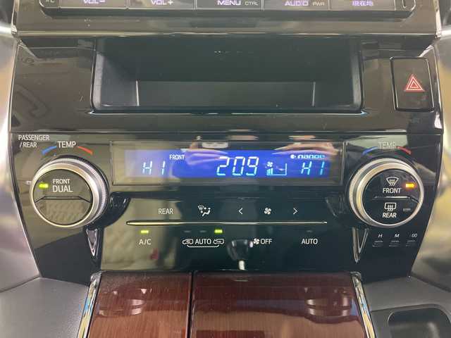 トヨタ ヴェルファイア V 道央・札幌 2015(平27)年 5.2万km バーニングブラッククリスタルシャインガラスフレーク ・4WD/・ワンオーナー/・純正ナビ/・BT&CD&DVD&SD＆フルセグTV/・バックカメラ/・純正フリップダウンモニター/・両側パワースライドドア/・助手席ロングスライド/・クルーズコントロール/・ハーフレザーシート/・D席メモリ付パワーシート/・ビルトインETC/・TVキャンセラー/・オットマン/・ステアリングスイッチ/・オートライト/・LEDヘッドライト/・プッシュスタート/・スマートキー/・スペアキー×1