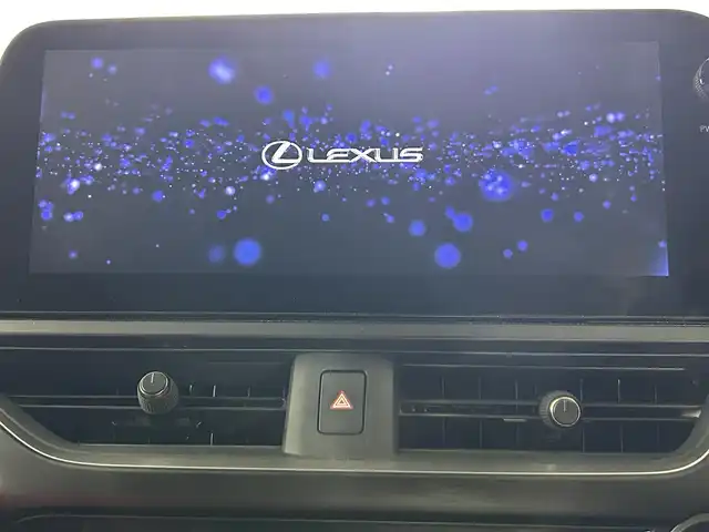 レクサス ＵＸ 250h Fスポーツ 佐賀県 2023(令5)年 0.3万km ホワイトノーヴァガラスフレーク 純正12.3インチコネクティッドナビ/【フルセグTV。Bluetooth】/衝突被害軽減システム/レーダークルーズコントロール/先行車発進お知らせ機能/ロードサインアシスト/レーンアシスト/パーキングサポートブレーキ/オートブレーキホールド/クリアランスソナー/オートマチックハイビーム/オートライト/バックカメラ/前後ドライブレコーダー/ビルトインETC2.0/３眼LEDヘッドライト/ドアミラーヒーター/ステアリングヒーター/パワーバッグドア/運転席・助手席パワーシート/運転席・助手席シートヒーター/純正フロアマット/フォグライト/パドルシフト/純正18インチアルミホイール/スペアキ×1
