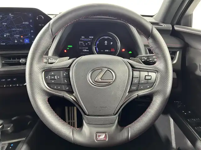 レクサス ＵＸ 250h Fスポーツ 佐賀県 2023(令5)年 0.3万km ホワイトノーヴァガラスフレーク 純正12.3インチコネクティッドナビ/【フルセグTV。Bluetooth】/衝突被害軽減システム/レーダークルーズコントロール/先行車発進お知らせ機能/ロードサインアシスト/レーンアシスト/パーキングサポートブレーキ/オートブレーキホールド/クリアランスソナー/オートマチックハイビーム/オートライト/バックカメラ/前後ドライブレコーダー/ビルトインETC2.0/３眼LEDヘッドライト/ドアミラーヒーター/ステアリングヒーター/パワーバッグドア/運転席・助手席パワーシート/運転席・助手席シートヒーター/純正フロアマット/フォグライト/パドルシフト/純正18インチアルミホイール/スペアキ×1