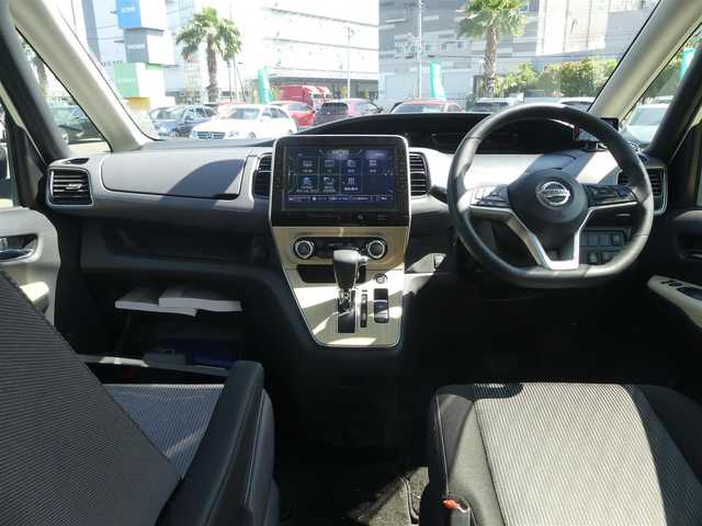 日産 セレナ ハイウェイスター V 千葉県 2019(令1)年 5.5万km ブリリアントホワイトパール エマージェンシーブレーキ/プロパイロット/両側パワースライドドア/純正SDナビ/地デジTV/【BD/DVD/CD再生機能　Bluetooth接続】/アラウンドビューモニター/フリップダウンモニター/ドライブレコーダー/革巻きステアリング/ステアリングスイッチ/ETC/LEDヘッドライト/フォグライト/ウインカーミラー/コーナーセンサー/純正16インチアルミホイル/サイド/カーテンエアバッグ/インテリジェントキー