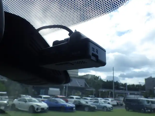 日産 セレナ ハイウェイスター V 千葉県 2020(令2)年 5.3万km ブリリアントホワイトパール 禁煙車/8人乗り/純正10インチナビ(BT/フルセグ/ラジオ/CD/DVD)/アラウンドビューモニター/純正フリップダウンモニター/エマージェンシーブレーキ/コーナーセンサー/BSM(ブラインドスポットモニター)/オートハイビーム/クルーズコントロール/純正ドライブレコーダー(前後)/ビルドインETC/2・3列目シートバックテーブル/純正フロアマット/純正ドアバイザー/TVキャンセラー/スペアキー