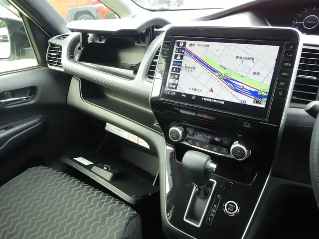 日産 セレナ ハイウェイスター V 千葉県 2020(令2)年 5.3万km ブリリアントホワイトパール 禁煙車/8人乗り/純正10インチナビ(BT/フルセグ/ラジオ/CD/DVD)/アラウンドビューモニター/純正フリップダウンモニター/エマージェンシーブレーキ/コーナーセンサー/BSM(ブラインドスポットモニター)/オートハイビーム/クルーズコントロール/純正ドライブレコーダー(前後)/ビルドインETC/2・3列目シートバックテーブル/純正フロアマット/純正ドアバイザー/TVキャンセラー/スペアキー