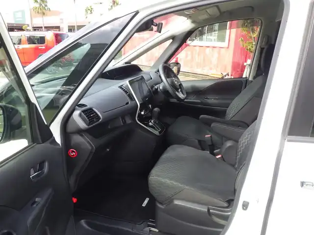 日産 セレナ ハイウェイスター V 千葉県 2020(令2)年 5.3万km ブリリアントホワイトパール 禁煙車/8人乗り/純正10インチナビ(BT/フルセグ/ラジオ/CD/DVD)/アラウンドビューモニター/純正フリップダウンモニター/エマージェンシーブレーキ/コーナーセンサー/BSM(ブラインドスポットモニター)/オートハイビーム/クルーズコントロール/純正ドライブレコーダー(前後)/ビルドインETC/2・3列目シートバックテーブル/純正フロアマット/純正ドアバイザー/TVキャンセラー/スペアキー