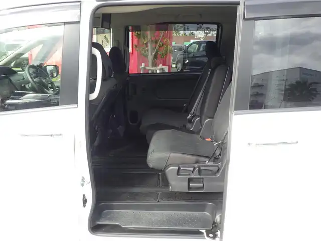 日産 セレナ ハイウェイスター V 千葉県 2020(令2)年 5.3万km ブリリアントホワイトパール 禁煙車/8人乗り/純正10インチナビ(BT/フルセグ/ラジオ/CD/DVD)/アラウンドビューモニター/純正フリップダウンモニター/エマージェンシーブレーキ/コーナーセンサー/BSM(ブラインドスポットモニター)/オートハイビーム/クルーズコントロール/純正ドライブレコーダー(前後)/ビルドインETC/2・3列目シートバックテーブル/純正フロアマット/純正ドアバイザー/TVキャンセラー/スペアキー