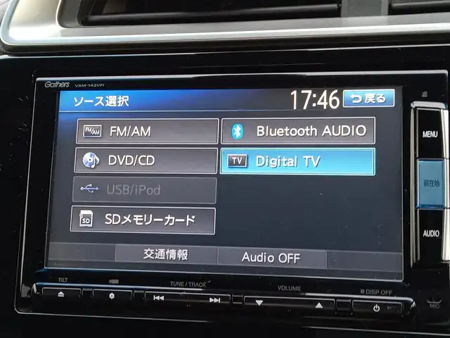 ホンダ フィット ハイブリット Sパッケージ 福井県 2013(平25)年 10.2万km プレミアムホワイトパール 衝突被害軽減システム/ディーラーオプションナビ（VXM-142VFi）/・（CD/DVD/Bluetooth）/バックカメラ/ETC/パドルシフト/ノブレッセマフラー/オートLEDライト/フロントフォグランプ/純正フロアマット/スマートキー