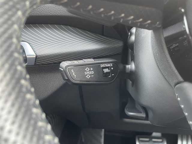 アウディ Ｑ２ 1stエディション 兵庫県 2017(平29)年 5.7万km 赤 /125台限定モデル//S lineパッケージ//18インチAW//Audiバーチャルコックピット//オートマチックテールゲート//純正MMIナビ//地デジ/DVD/BT/USB/AUX//Apple Car Play/Android Auto//バックカメラ//ハーフレザーシート/シートヒーター//ETC//パドルシフト//スマートキー//ドライブレコーダー//パーキングエイド//Audiプレセンス//Audiサイドアシスト//Audiアクティブレーンアシスト//アダプティブクルーズコントロール//R1/2/3/6年ディーラー記録簿