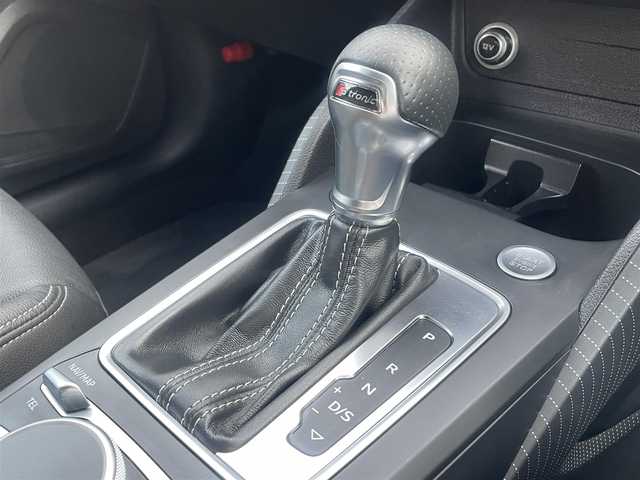アウディ Ｑ２ 1stエディション 兵庫県 2017(平29)年 5.7万km 赤 /125台限定モデル//S lineパッケージ//18インチAW//Audiバーチャルコックピット//オートマチックテールゲート//純正MMIナビ//地デジ/DVD/BT/USB/AUX//Apple Car Play/Android Auto//バックカメラ//ハーフレザーシート/シートヒーター//ETC//パドルシフト//スマートキー//ドライブレコーダー//パーキングエイド//Audiプレセンス//Audiサイドアシスト//Audiアクティブレーンアシスト//アダプティブクルーズコントロール//R1/2/3/6年ディーラー記録簿