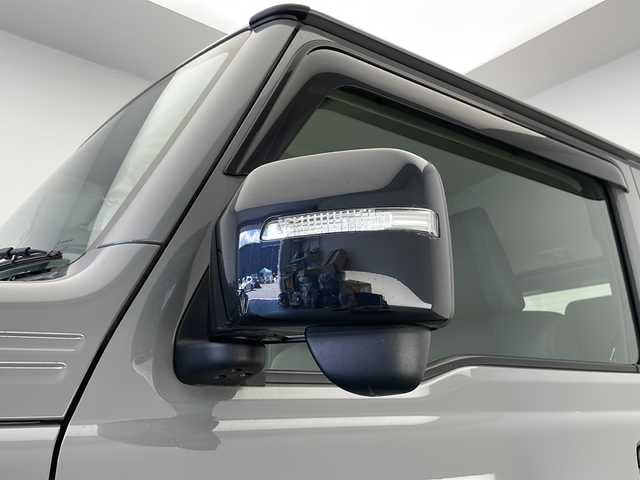 スズキ ジムニー シエラ JC 長野県 2023(令5)年 1.5万km ミディアムグレー 4WD/社外8インチナビ/（フルセグ/Bluetooth/CD/DVD)/ETC/衝突軽減ブレーキ/車線逸脱防止機能/クルーズコントロール/革調シートカバー/前席シートヒーター/2WD/4WD切り替え/ダウンヒルアシストコントロール/LEDヘッドライト/オートライト/SUZUKIグリル/ドアバイザー/ステアリングスイッチ/スマートキー