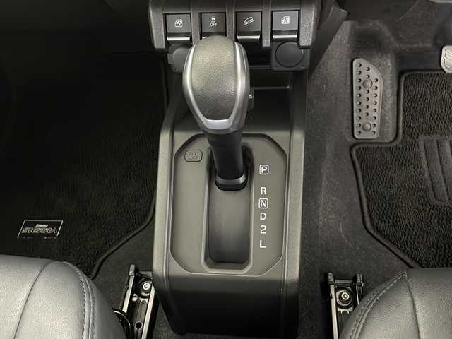 スズキ ジムニー シエラ JC 長野県 2023(令5)年 1.5万km ミディアムグレー 4WD/社外8インチナビ/（フルセグ/Bluetooth/CD/DVD)/ETC/衝突軽減ブレーキ/車線逸脱防止機能/クルーズコントロール/革調シートカバー/前席シートヒーター/2WD/4WD切り替え/ダウンヒルアシストコントロール/LEDヘッドライト/オートライト/SUZUKIグリル/ドアバイザー/ステアリングスイッチ/スマートキー