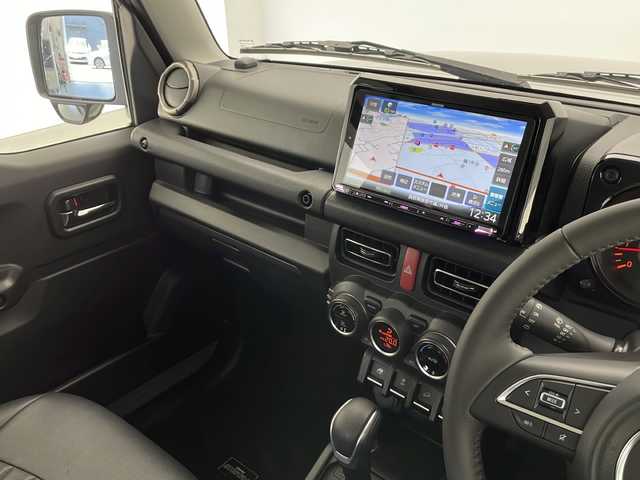 スズキ ジムニー シエラ JC 長野県 2023(令5)年 1.5万km ミディアムグレー 4WD/社外8インチナビ/（フルセグ/Bluetooth/CD/DVD)/ETC/衝突軽減ブレーキ/車線逸脱防止機能/クルーズコントロール/革調シートカバー/前席シートヒーター/2WD/4WD切り替え/ダウンヒルアシストコントロール/LEDヘッドライト/オートライト/SUZUKIグリル/ドアバイザー/ステアリングスイッチ/スマートキー