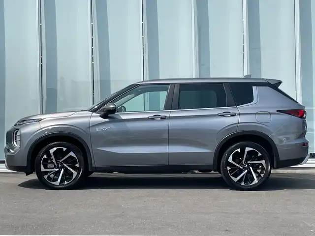 三菱 アウトランダー ＰＨＥＶ G 神奈川県 2023(令5)年 1.3万km チタニウムグレーメタリック ワンオーナー　/純正メモリナビ　BT/AppleCarPlay/AndoroidAuto/USB typeC/全周囲モニター　/パドルシフト　/AC1500W電源　/ワイヤレス充電　/レーダークルーズコントロール　/ステアリングヒーター/ヒートシーター　/パワーシート/ハーフレザーシート/前後コーナーセンサー　/クリアランスソナー　/ETC2.0　/電動格納ミラー/純正フロアマット/純正AW/ABS/横滑り防止装置/盗難防止装置/LEDヘッド/フォグランプ