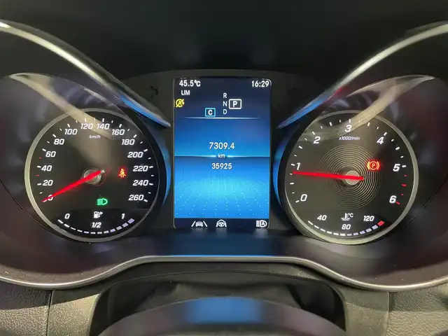 メルセデス・ベンツ ＧＬＣ２２０ d 4マチック クーペ AMGライン 熊本県 2020(令2)年 3.6万km オブシディアンブラック ・スマートキー/・プッシュスタート/・パノラマサンルーフ/・アクティブステアリングアシスト/・道路標識アシスト/・アクティブレーンキーピングアシスト/・アクティブブレーキアシスト/・アテンションアシスト/・ブラインドスポットモニター/・レーンチェンジアシスト/・インテリジェントライトシステム/・クルーズコントロール(追従式)/・ハーフレザーシート/・前席パワーシート/・全席シートヒーター /・純正メモリナビ/　【Bluetooth・USB・AppleCarPlay・AndroidAuto】/・フルセグTV/・全方位カメラ/・ETC2.0/・ドライブレコーダー(前方録画)/・パワーバックドア/・LEDヘッドランプ/・純正マット/・保証書/取説