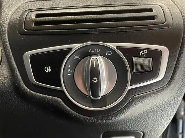 メルセデス・ベンツ ＧＬＣ２２０ d 4マチック クーペ AMGライン 熊本県 2020(令2)年 3.6万km オブシディアンブラック ・スマートキー/・プッシュスタート/・パノラマサンルーフ/・アクティブステアリングアシスト/・道路標識アシスト/・アクティブレーンキーピングアシスト/・アクティブブレーキアシスト/・アテンションアシスト/・ブラインドスポットモニター/・レーンチェンジアシスト/・インテリジェントライトシステム/・クルーズコントロール(追従式)/・ハーフレザーシート/・前席パワーシート/・全席シートヒーター /・純正メモリナビ/　【Bluetooth・USB・AppleCarPlay・AndroidAuto】/・フルセグTV/・全方位カメラ/・ETC2.0/・ドライブレコーダー(前方録画)/・パワーバックドア/・LEDヘッドランプ/・純正マット/・保証書/取説