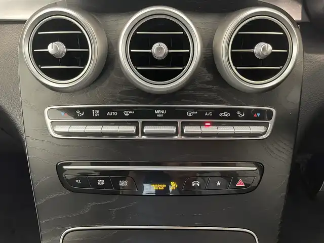 メルセデス・ベンツ ＧＬＣ２２０ d 4マチック クーペ AMGライン 熊本県 2020(令2)年 3.6万km オブシディアンブラック ・スマートキー/・プッシュスタート/・パノラマサンルーフ/・アクティブステアリングアシスト/・道路標識アシスト/・アクティブレーンキーピングアシスト/・アクティブブレーキアシスト/・アテンションアシスト/・ブラインドスポットモニター/・レーンチェンジアシスト/・インテリジェントライトシステム/・クルーズコントロール(追従式)/・ハーフレザーシート/・前席パワーシート/・全席シートヒーター /・純正メモリナビ/　【Bluetooth・USB・AppleCarPlay・AndroidAuto】/・フルセグTV/・全方位カメラ/・ETC2.0/・ドライブレコーダー(前方録画)/・パワーバックドア/・LEDヘッドランプ/・純正マット/・保証書/取説