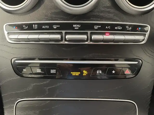 メルセデス・ベンツ ＧＬＣ２２０ d 4マチック クーペ AMGライン 熊本県 2020(令2)年 3.6万km オブシディアンブラック ・スマートキー/・プッシュスタート/・パノラマサンルーフ/・アクティブステアリングアシスト/・道路標識アシスト/・アクティブレーンキーピングアシスト/・アクティブブレーキアシスト/・アテンションアシスト/・ブラインドスポットモニター/・レーンチェンジアシスト/・インテリジェントライトシステム/・クルーズコントロール(追従式)/・ハーフレザーシート/・前席パワーシート/・全席シートヒーター /・純正メモリナビ/　【Bluetooth・USB・AppleCarPlay・AndroidAuto】/・フルセグTV/・全方位カメラ/・ETC2.0/・ドライブレコーダー(前方録画)/・パワーバックドア/・LEDヘッドランプ/・純正マット/・保証書/取説