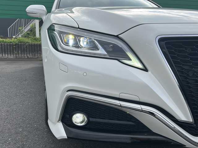 トヨタ クラウン ハイブリッド RS 茨城県 2019(平31)年 6.1万km ホワイトパールクリスタルシャイン Toyota Safety Sense/純正8インチナビ（AM/FM/Bluetooth接続/USB/AUX/フルセグTV/Miracast）/全周囲カメラ/純正2.0ETC/スマートキー/100V充電/ブラインドスポットモニター/ステアリングボタン/ステアリングヒーター/前方ドライブレコーダー/前席パワーシート/純正フロアマット/シートヒーター/クルーズコントロール/パーキングアシスト/横滑り防止装置/盗難防止装置/衝突被害軽減システム