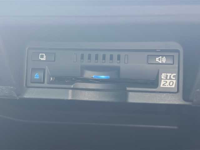 トヨタ クラウン ハイブリッド RS 茨城県 2019(平31)年 6.1万km ホワイトパールクリスタルシャイン Toyota Safety Sense/純正8インチナビ（AM/FM/Bluetooth接続/USB/AUX/フルセグTV/Miracast）/全周囲カメラ/純正2.0ETC/スマートキー/100V充電/ブラインドスポットモニター/ステアリングボタン/ステアリングヒーター/前方ドライブレコーダー/前席パワーシート/純正フロアマット/シートヒーター/クルーズコントロール/パーキングアシスト/横滑り防止装置/盗難防止装置/衝突被害軽減システム