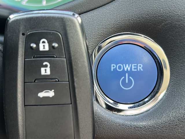 トヨタ クラウン ハイブリッド RS 茨城県 2019(平31)年 6.1万km ホワイトパールクリスタルシャイン Toyota Safety Sense/純正8インチナビ（AM/FM/Bluetooth接続/USB/AUX/フルセグTV/Miracast）/全周囲カメラ/純正2.0ETC/スマートキー/100V充電/ブラインドスポットモニター/ステアリングボタン/ステアリングヒーター/前方ドライブレコーダー/前席パワーシート/純正フロアマット/シートヒーター/クルーズコントロール/パーキングアシスト/横滑り防止装置/盗難防止装置/衝突被害軽減システム
