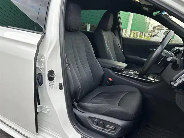 トヨタ クラウン ハイブリッド RS 茨城県 2019(平31)年 6.1万km ホワイトパールクリスタルシャイン Toyota Safety Sense/純正8インチナビ（AM/FM/Bluetooth接続/USB/AUX/フルセグTV/Miracast）/全周囲カメラ/純正2.0ETC/スマートキー/100V充電/ブラインドスポットモニター/ステアリングボタン/ステアリングヒーター/前方ドライブレコーダー/前席パワーシート/純正フロアマット/シートヒーター/クルーズコントロール/パーキングアシスト/横滑り防止装置/盗難防止装置/衝突被害軽減システム