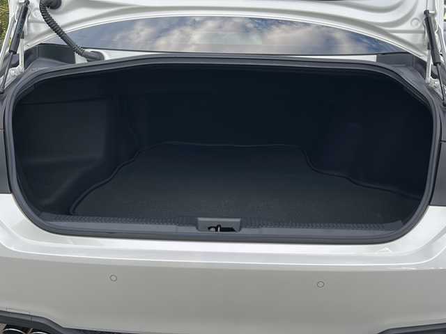 トヨタ クラウン ハイブリッド RS 茨城県 2019(平31)年 6.1万km ホワイトパールクリスタルシャイン Toyota Safety Sense/純正8インチナビ（AM/FM/Bluetooth接続/USB/AUX/フルセグTV/Miracast）/全周囲カメラ/純正2.0ETC/スマートキー/100V充電/ブラインドスポットモニター/ステアリングボタン/ステアリングヒーター/前方ドライブレコーダー/前席パワーシート/純正フロアマット/シートヒーター/クルーズコントロール/パーキングアシスト/横滑り防止装置/盗難防止装置/衝突被害軽減システム