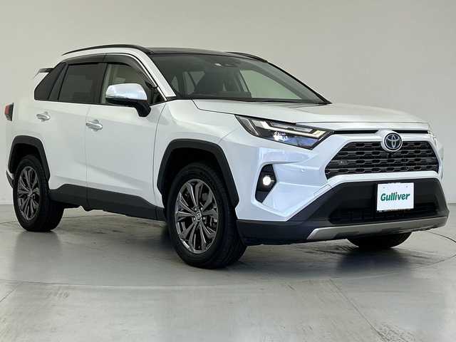 トヨタ ＲＡＶ４ ハイブリットG 愛知県 2023(令5)年 2.5万km プラチナホワイトパールマイカ パノラマガラスルーフ/Toyota Safety Sense/・プリクラッシュセーフティ/・レーントレーシングアシスト/・レーダークルーズコントロール/・オートハイビーム/・ロードサインアシスト/純正ディスプレイオーディオ/・コネクティッドナビ対応/・AppleCarPlay/Android Auto/・フルセグTV/・Bluetooth/・Miracast/・USB/・AM/FM/パノラミックビューモニター/ETC/先行車発進のお知らせ/パーキングサポートブレーキ/ブラインドスポットアシスト/リアトラフィックアラート/黒革シート/デジタルインナーミラー/シートベンチレーション/シートヒーター/パワーバックドア/LEDヘッドライト/ステアリングヒーター/スマートキー/プッシュスタート/横滑り防止装置