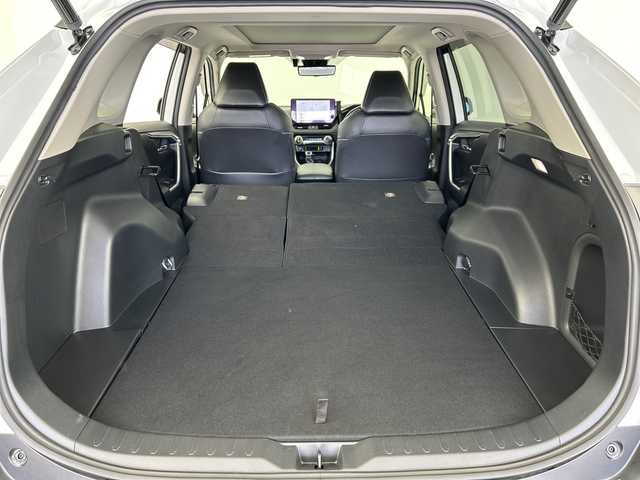 トヨタ ＲＡＶ４ ハイブリットG 愛知県 2023(令5)年 2.5万km プラチナホワイトパールマイカ パノラマガラスルーフ/Toyota Safety Sense/・プリクラッシュセーフティ/・レーントレーシングアシスト/・レーダークルーズコントロール/・オートハイビーム/・ロードサインアシスト/純正ディスプレイオーディオ/・コネクティッドナビ対応/・AppleCarPlay/Android Auto/・フルセグTV/・Bluetooth/・Miracast/・USB/・AM/FM/パノラミックビューモニター/ETC/先行車発進のお知らせ/パーキングサポートブレーキ/ブラインドスポットアシスト/リアトラフィックアラート/黒革シート/デジタルインナーミラー/シートベンチレーション/シートヒーター/パワーバックドア/LEDヘッドライト/ステアリングヒーター/スマートキー/プッシュスタート/横滑り防止装置