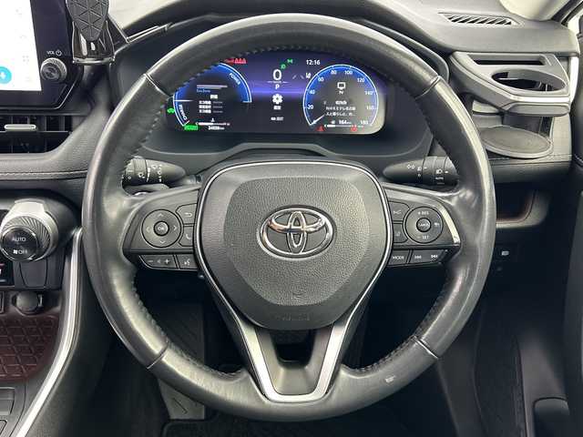 トヨタ ＲＡＶ４ ハイブリットG 愛知県 2023(令5)年 2.5万km プラチナホワイトパールマイカ パノラマガラスルーフ/Toyota Safety Sense/・プリクラッシュセーフティ/・レーントレーシングアシスト/・レーダークルーズコントロール/・オートハイビーム/・ロードサインアシスト/純正ディスプレイオーディオ/・コネクティッドナビ対応/・AppleCarPlay/Android Auto/・フルセグTV/・Bluetooth/・Miracast/・USB/・AM/FM/パノラミックビューモニター/ETC/先行車発進のお知らせ/パーキングサポートブレーキ/ブラインドスポットアシスト/リアトラフィックアラート/黒革シート/デジタルインナーミラー/シートベンチレーション/シートヒーター/パワーバックドア/LEDヘッドライト/ステアリングヒーター/スマートキー/プッシュスタート/横滑り防止装置